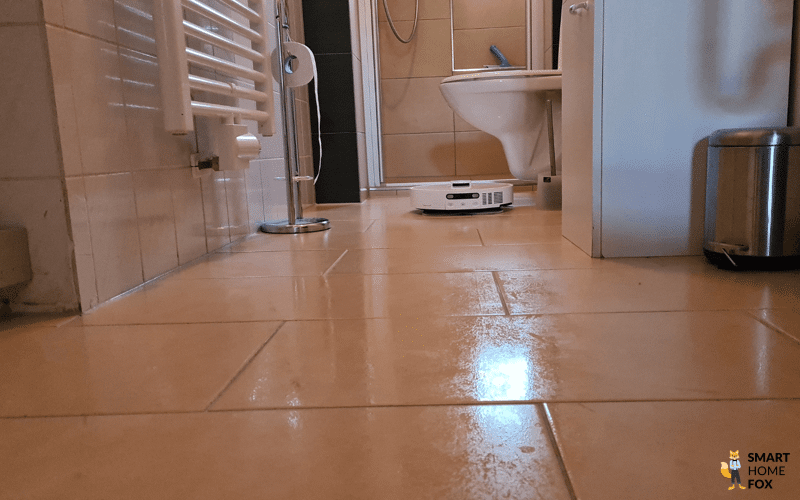 Der Dreame X40 Ultra wischt im Test auf einem Fliesenboden.